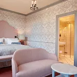 Henriks Hotel 4*
